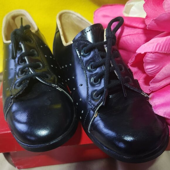 S51 New Made in Italy perforated pattern on sides laceups resembles tap shoes - Picture 2 of 4